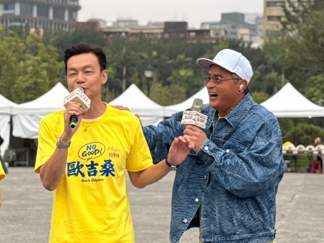 李銘順（右）及李國煌（左）在台上一搭一唱妙語如珠，幽默猛虧缺席的許效舜。（圖／萬騰文化 創意 提供）