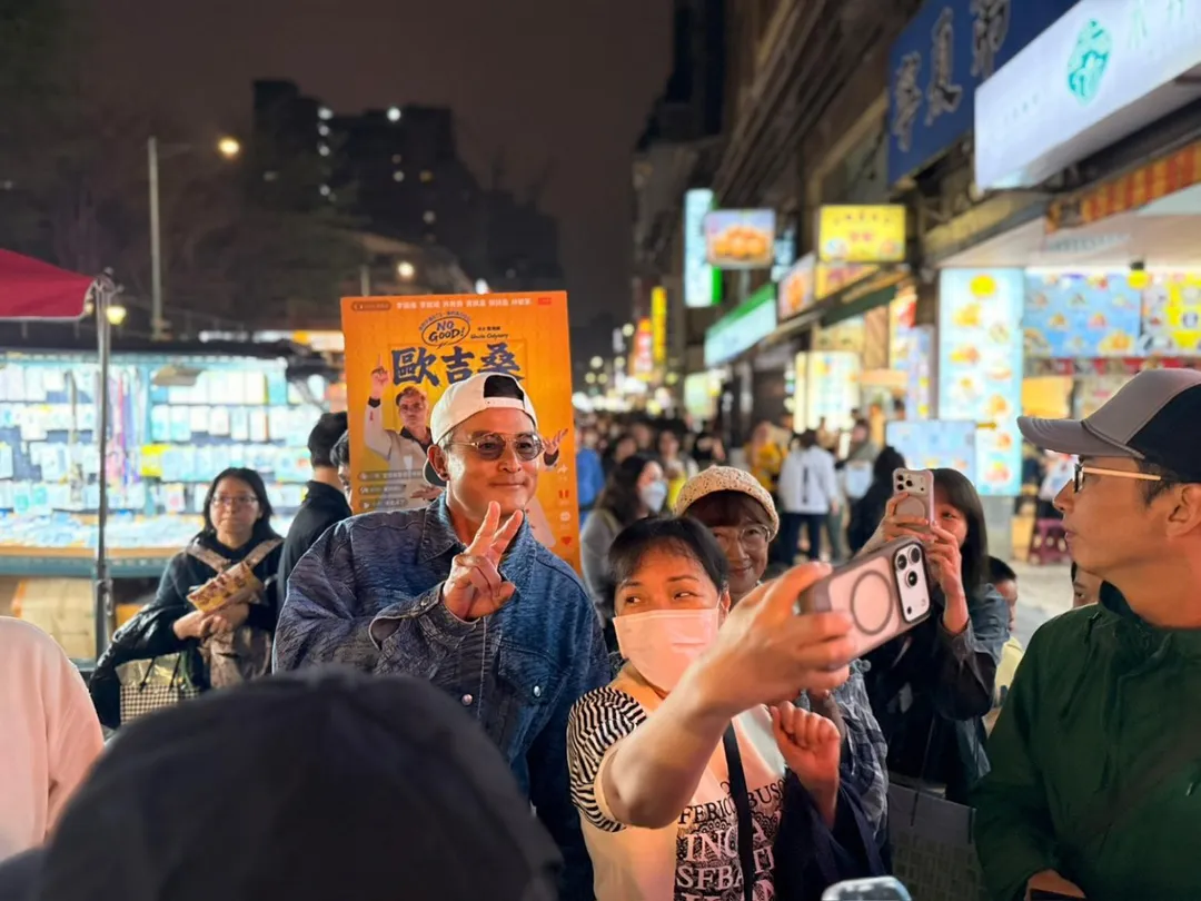李銘順到寧夏夜市掃街，面對粉絲不論是拍照、簽名有求必應，相當親民。（圖／萬騰文化 創意 提供）