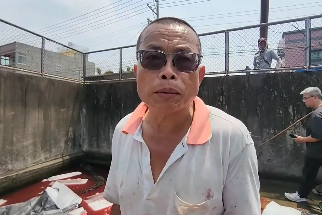 養殖業者阮茂盛不滿制定法規卻沒想到合法業者的處境。（圖／中天新聞）