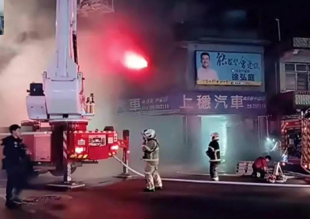 台北市文山區保儀路166號1處中古車行30日晚間突發大火。（圖／翻攝畫面）