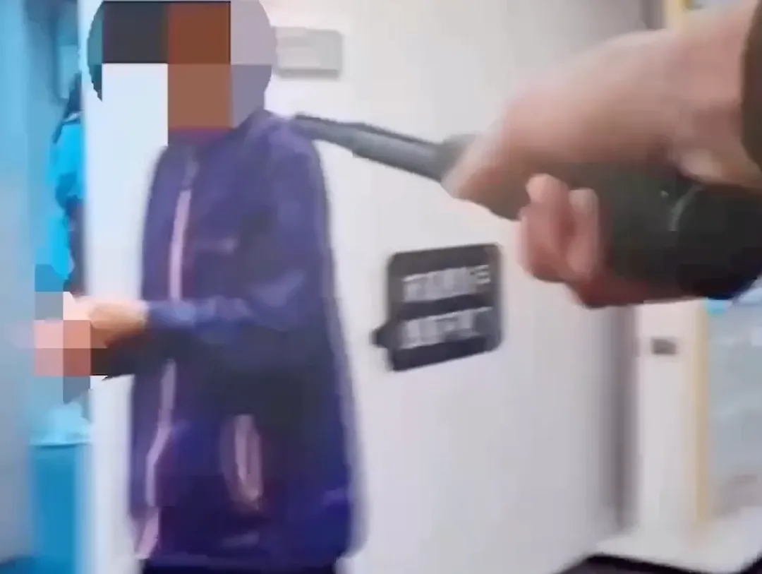 北捷中山站30日傍晚發生1名婦人持水果刀事件,捷警發現立刻制止並扣留刀具。(圖/翻攝畫面)