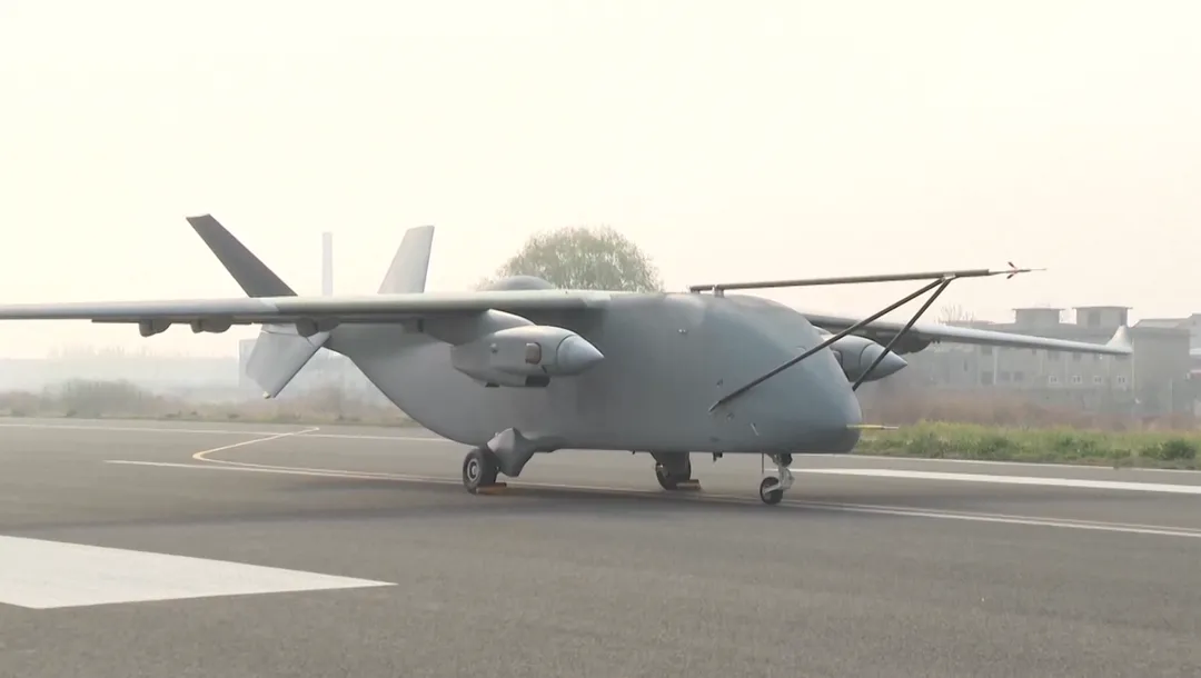 「長鷹-8」在鄭州上街機場完成首飛。(圖/CCTV+)