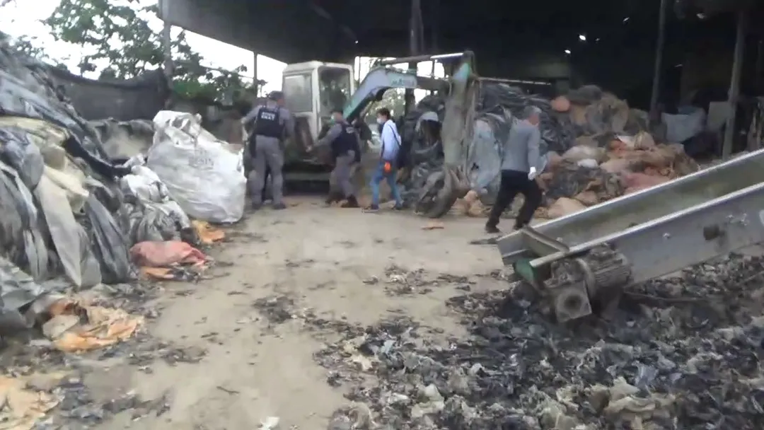 台南檢警破獲後壁一處閒置農地遭黑心集團堆置大量塑膠廢棄物。(圖/中天新聞)