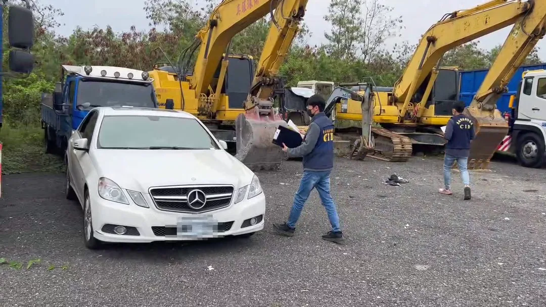 現場查扣該集團使用之大貨車、怪手、推高機、大批處理機具等證物。(圖/中天新聞)