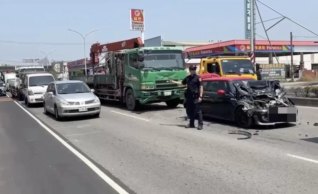 MINI Cooper遭夾擊車輛嚴重毀損。（圖／翻攝畫面）