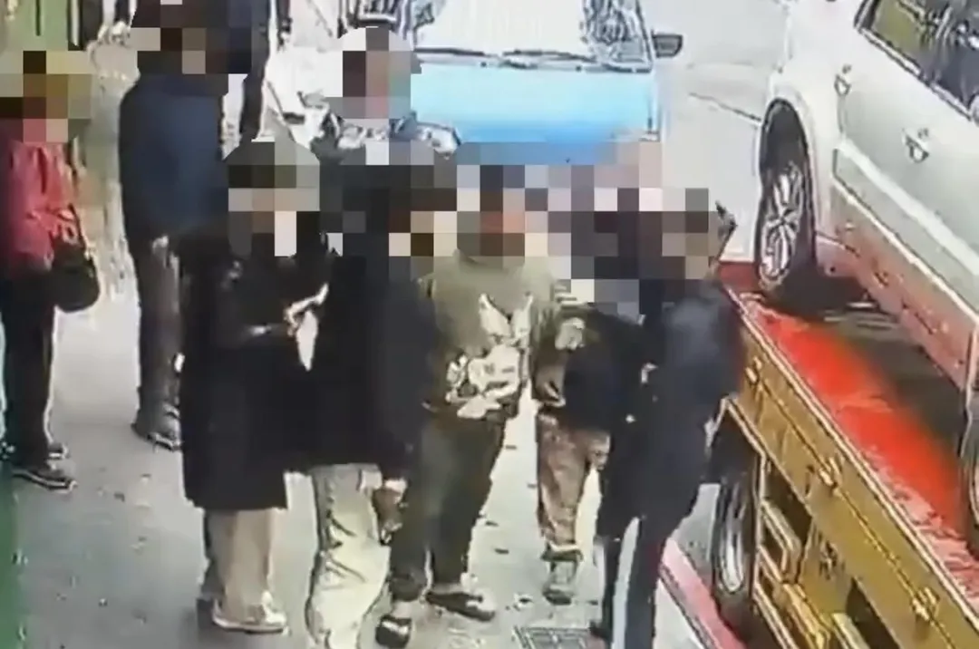 嫌犯拖吊車後施壓被害人畫面。（圖／翻攝畫面）
