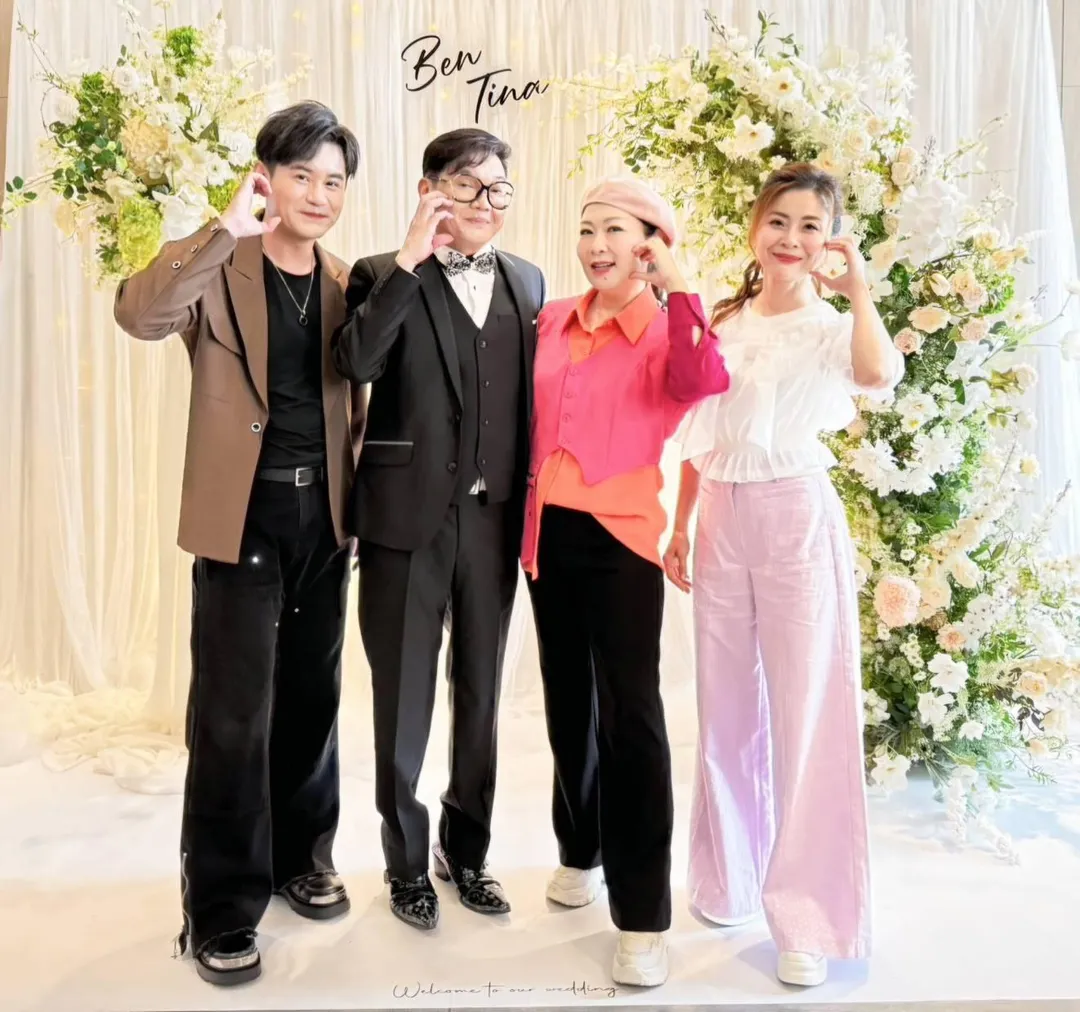 七郎(左2)近日出席女兒婚禮,好友吳俊宏(左起)、張秀卿、林姍齊一同祝賀。(圖/豪記唱片提供)