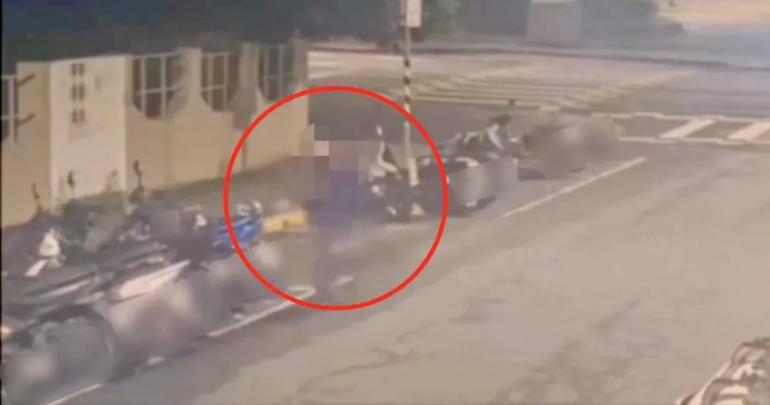 男子推倒56台機車全被監視器拍下。（圖／翻攝畫面）