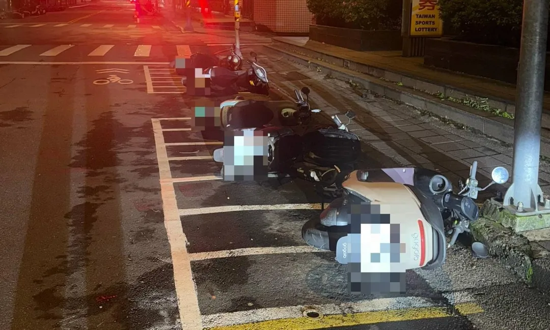多部機車遭惡意推倒損壞。（圖／翻攝畫面）