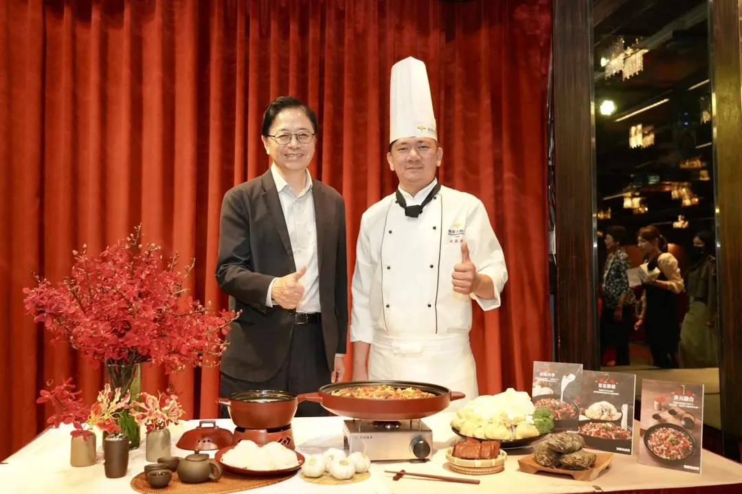 桃園市長張善政(圖左)與福容大飯店行政主廚蔡長庚（圖右）邀請大家透過味覺饗宴感受桃園之美。（圖／福容大飯店提供）