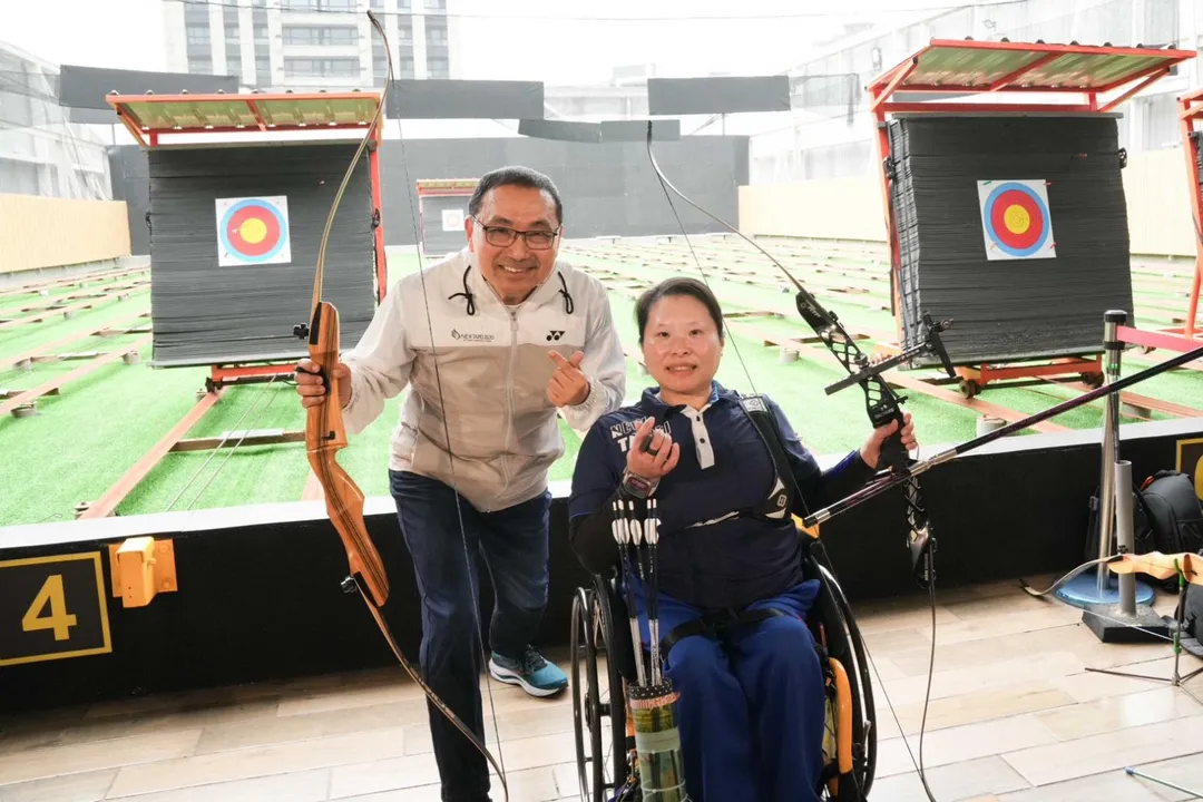 侯友宜市長與全障運射箭選手黃貞燕一起射箭互動交。（圖／新北市政府體育局）