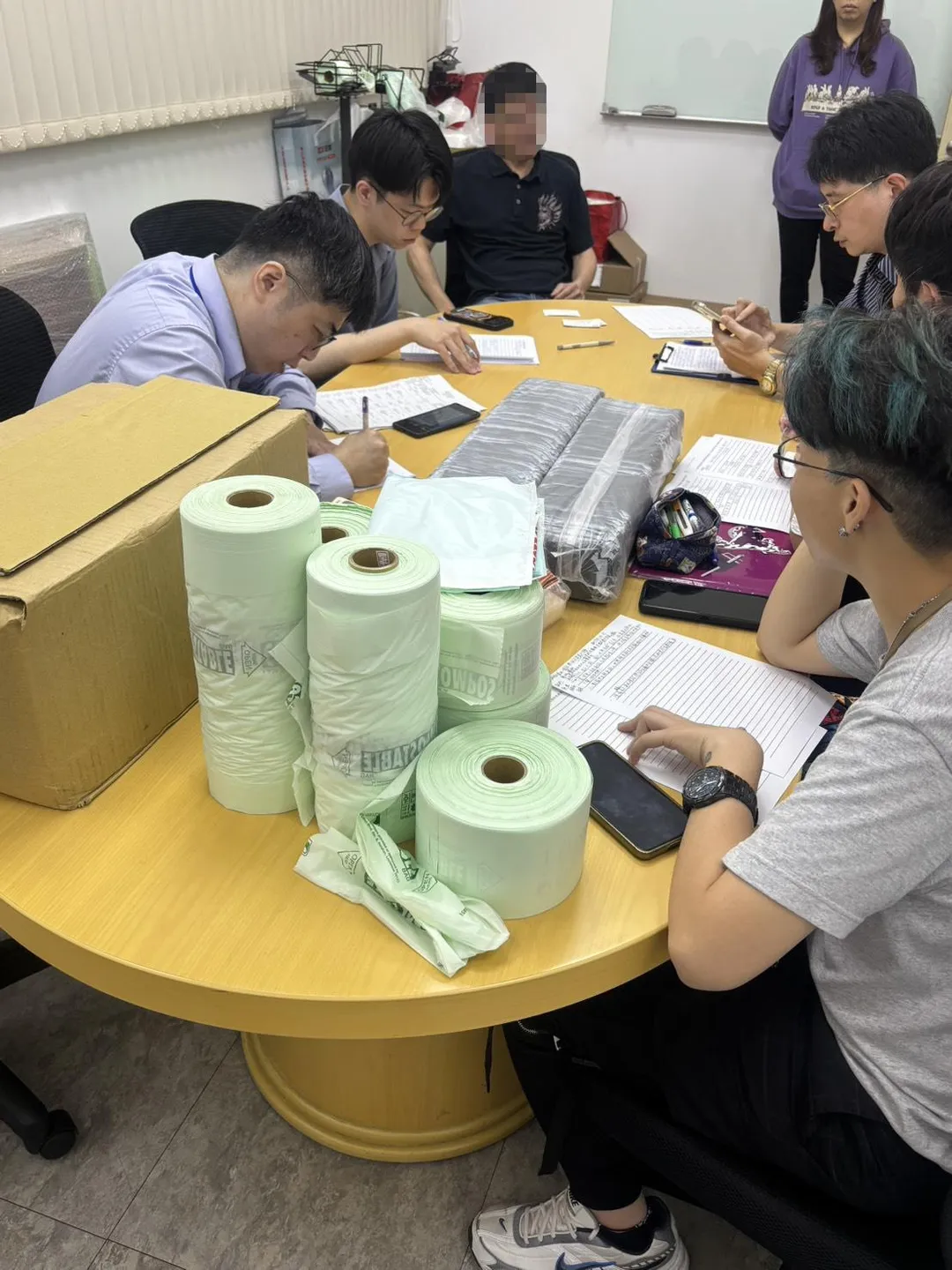 為遏止不肖業者囤積塑膠袋、哄抬價格,法務部召集多個機關,組成跨部會「物價聯合稽查小組」,於31日上午10時在全國各地同步展開聯合稽查行動。(圖/法務部提供,下同)