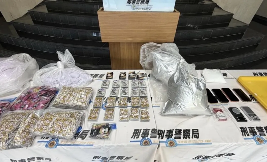 警方破獲毒品分裝場查扣大量毒品。(圖/翻攝畫面)