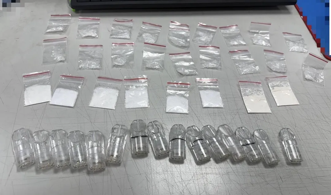 警方在2名男子身上查扣各式毒品。(圖/翻攝畫面)