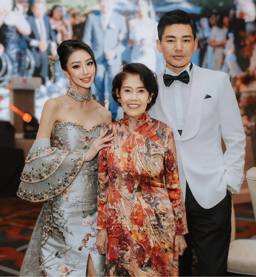 陳銘君（左）的姨奶奶孔美群（中）與孔令奇（右）同屬孔氏一脈，世系相差一代。（圖／孔令奇 提供）