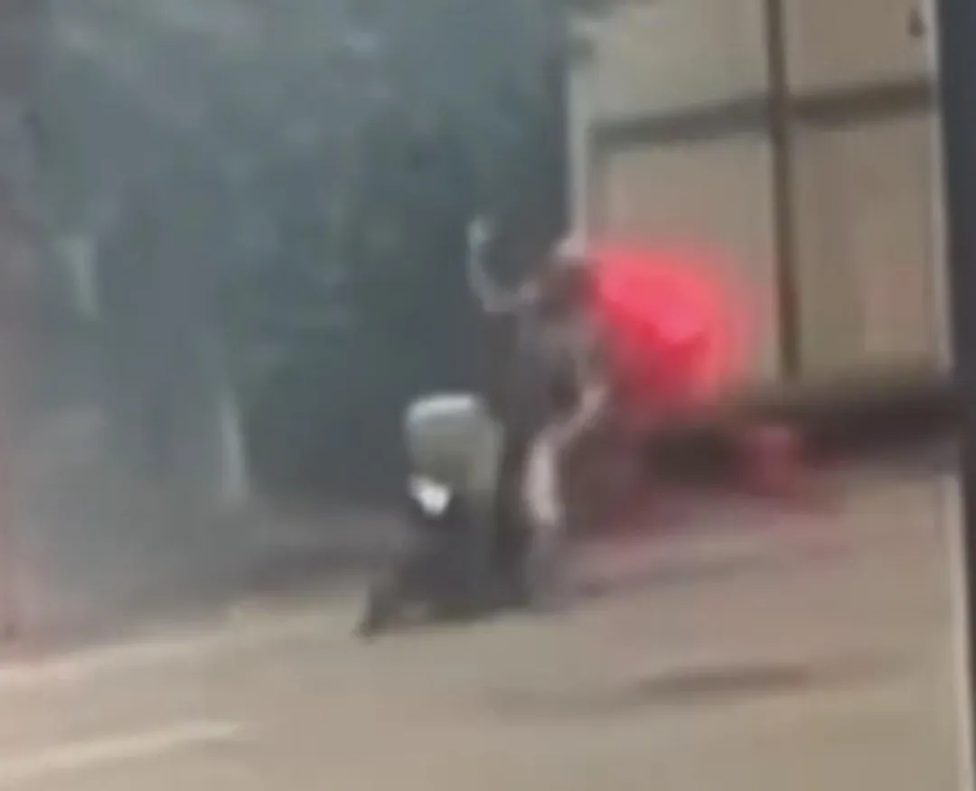 外送員疑似停車比中指,接著連人帶車傾倒被輾過。(圖/民眾提供)