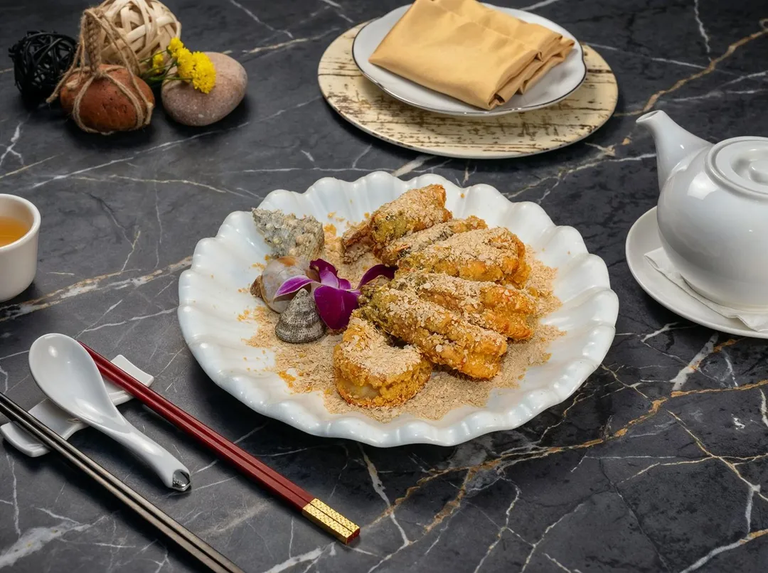福粵樓春夏新菜「黃金沙灘麥片蝦」。(圖/福容大飯店提供)