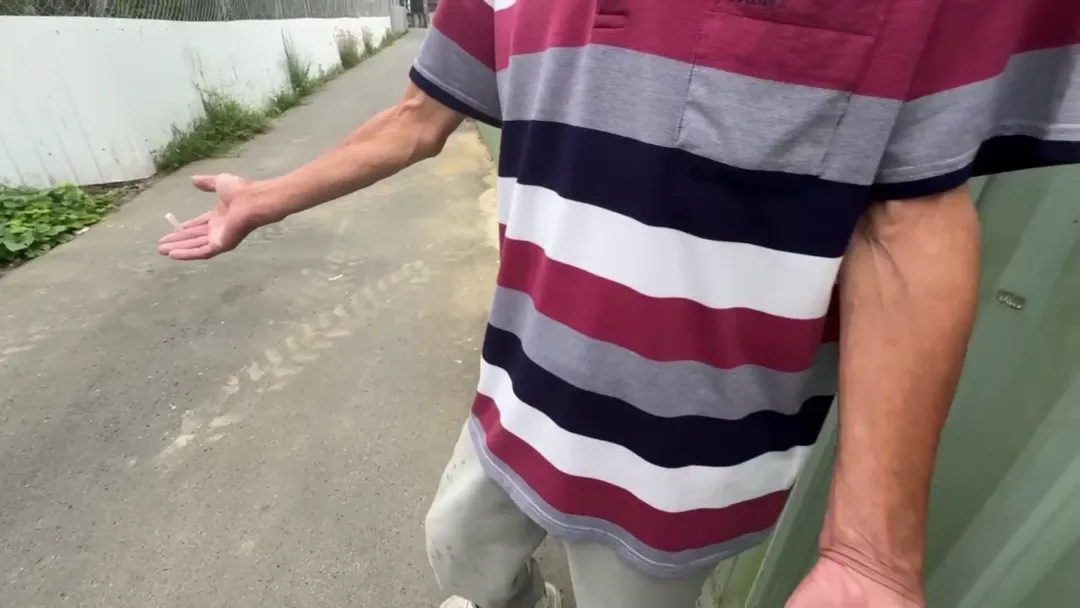 巖姓兄弟中的遠房親戚,談起其中的弟弟49歲巖男在地方上作惡多端。(圖/中天新聞)