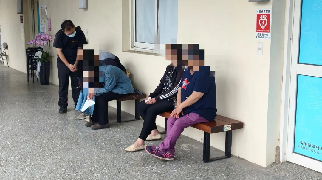 死者母親(右起)及56歲哥哥的妻女趕到殯儀館認屍。(圖/中天新聞)