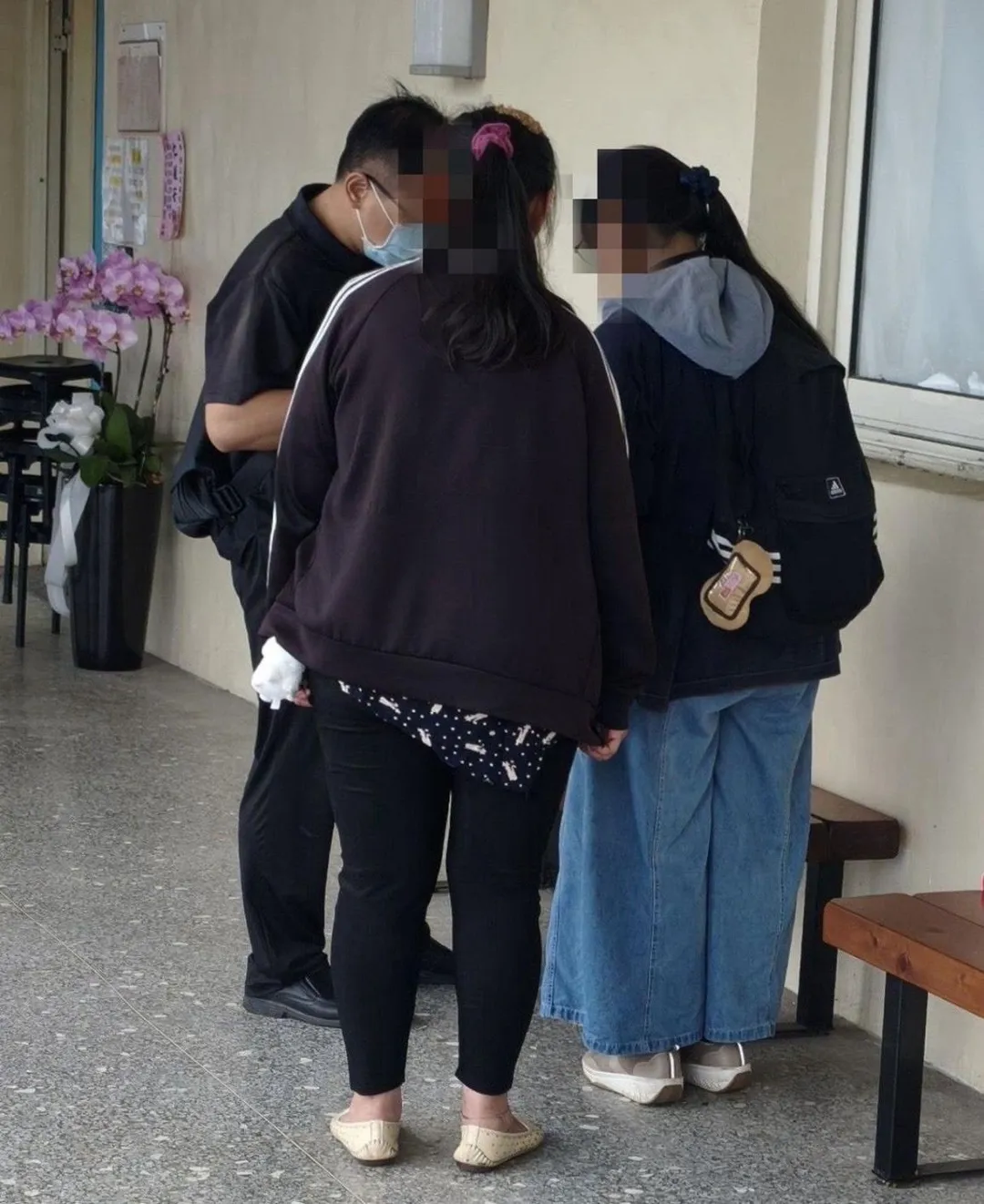 死者56歲巖男的妻子（中）及女兒（右）前來認屍。（圖／中天新聞）