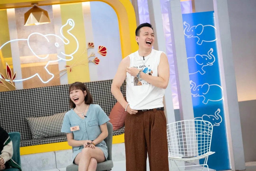小鐘在《小姐不熙娣》做伏地挺身後秀肌肉。(圖/東森綜合台提供)