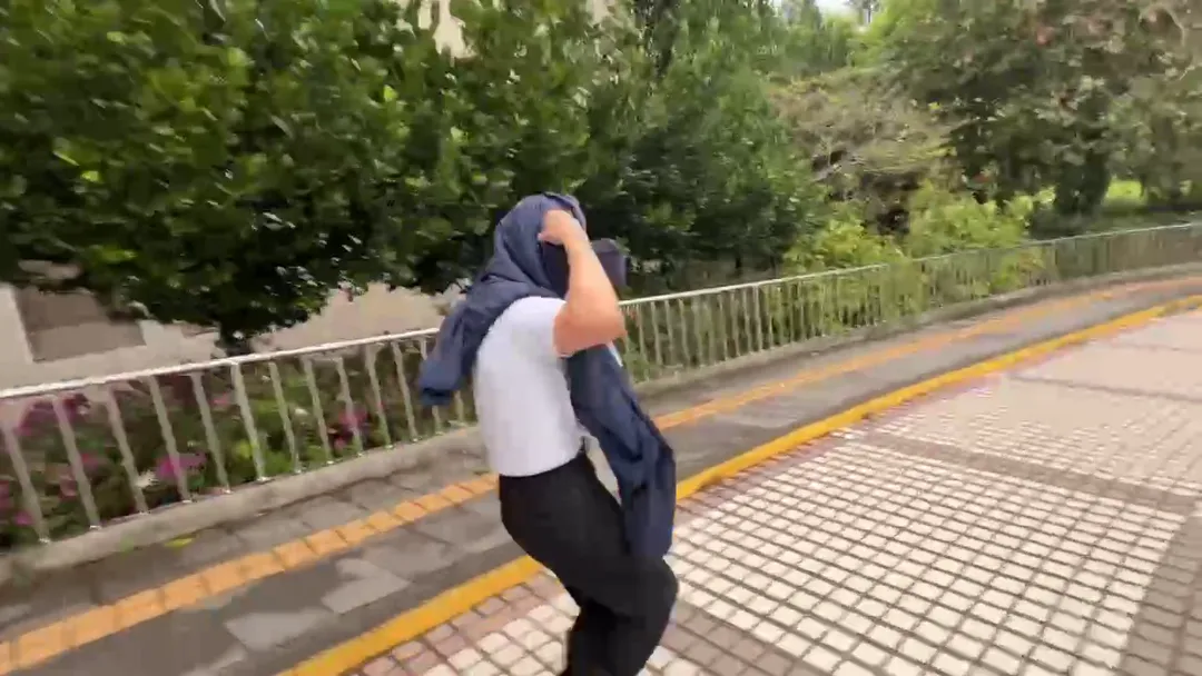 邱姓副院長一出法院在友人護駕下，用外套遮臉倉皇落跑。（圖／中天新聞）