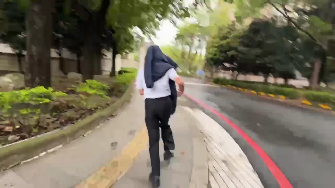 邱姓副院長一出法院在友人護駕下，用外套遮臉倉皇落跑。（圖／中天新聞）