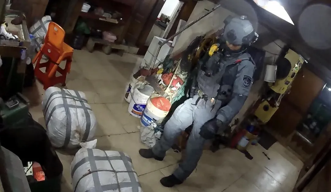 專案小組人員在貨輪上查獲巨量毒品。（圖／翻攝畫面）