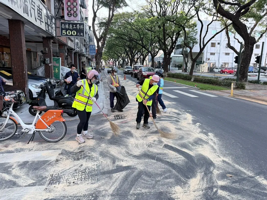 昨（31）日下午4點多，高雄市三民區一輛營業小客車因車底漏油導致路面油漬蔓延，造成2人摔車，手腳輕微擦挫傷。（圖／警方提供）
