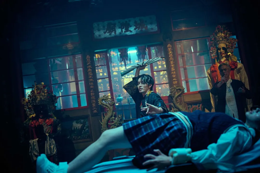 曹佑寧半夜上頂樓苦練驅魔舞步。(圖/威視電影 提供)