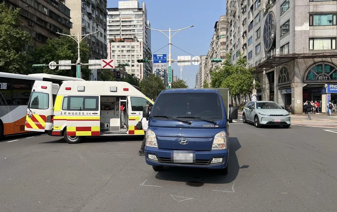 女乘客未到站下車遭貨車撞飛重傷送醫。(圖/翻攝畫面)
