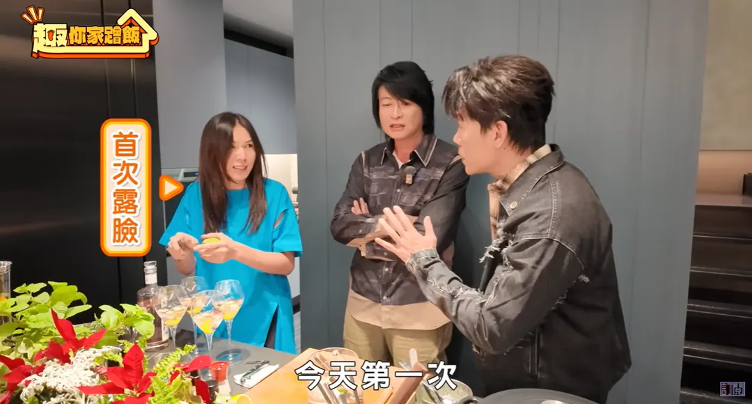 游鴻明的愛妻（左）首度公開露面。（圖／翻攝自《大牛比較攬》YouTube）