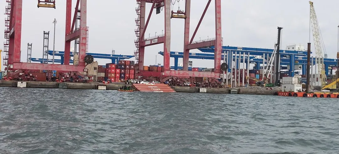 高雄港務分公司隨即管制二港口船舶進出港作業，並協請附近工作船「逢成8號」就近將4只漂浮貨櫃拖拉至78號碼頭岸邊繫固。（圖／中天新聞）