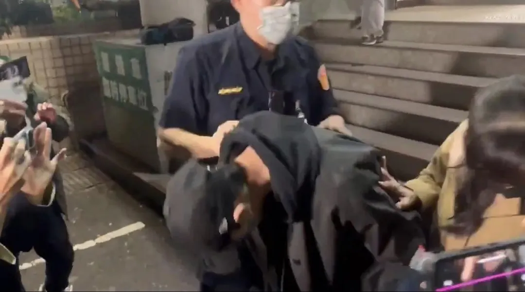 王子走出地檢署面對媒體鞠躬。(圖/翻攝畫面)