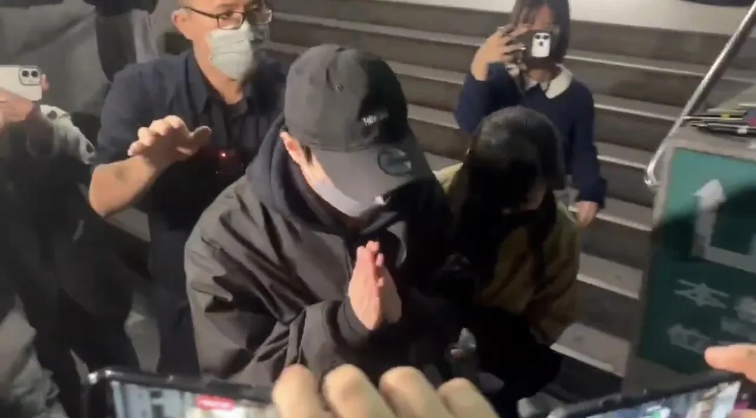 王子雙手合十說「謝謝大家」。(圖/翻攝畫面)