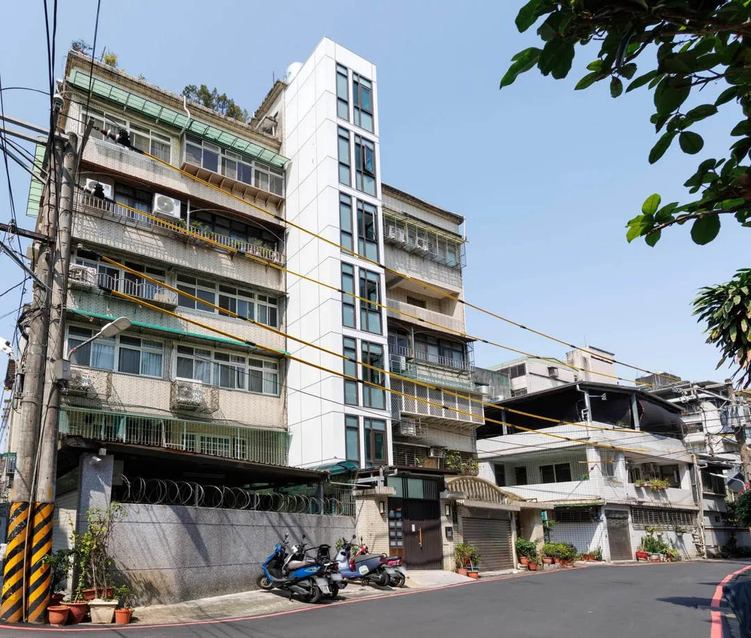 台北市推動老舊公寓增設電梯，針對一樓住戶違建，將列入優先查報拆除名單（攝自李四川臉書）