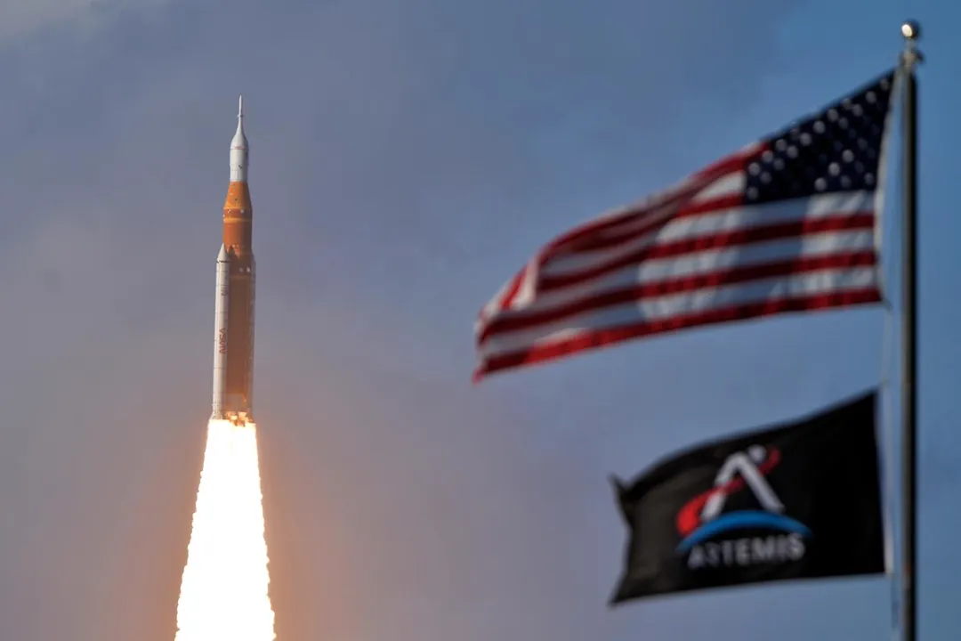 4月1日，NASA火箭成功升空執行「阿提米絲2號」任務。（圖／美聯社）