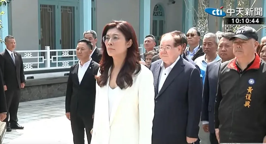 國民黨主席鄭麗文率黨中央一級主管、重要幹部赴慈湖謁陵。(中天新聞)