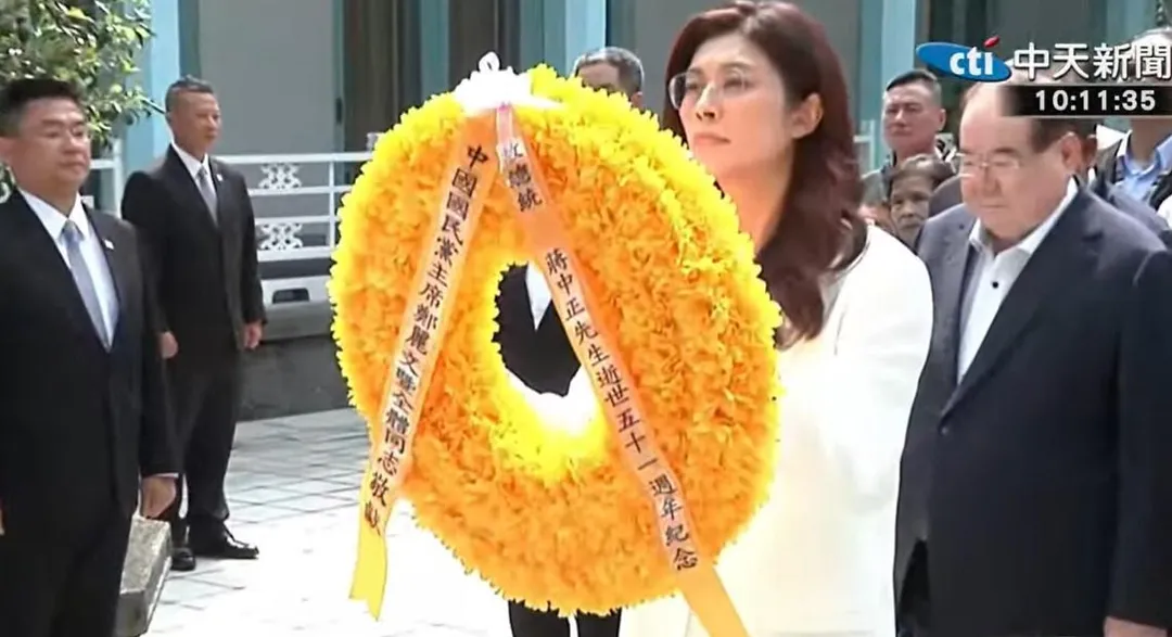 國民黨主席鄭麗文赴慈湖謁陵獻花致敬。(中天新聞)