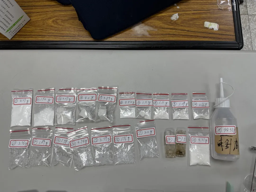 中華夜市附近套房扣得的證物。（圖／台中刑事警察大隊提供）