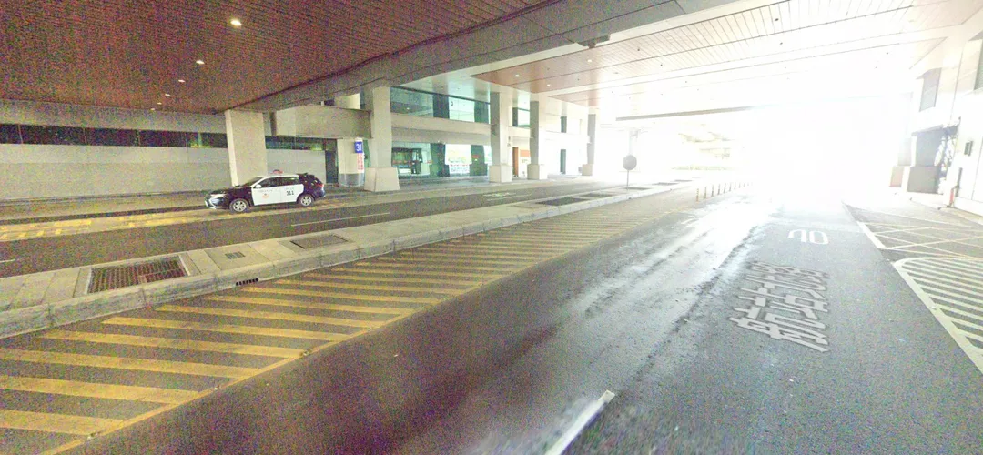 桃園國際機場第一、第二航廈的接機道路，自4月1日起正式啟用科技執法設備，車輛若臨停超過3分鐘，將被自動拍照錄影系統全程記錄，並由航空警察局員警依法開立罰單，罰鍰金額從600元起跳，最高可達1200元。（圖／翻攝自Google街景圖）