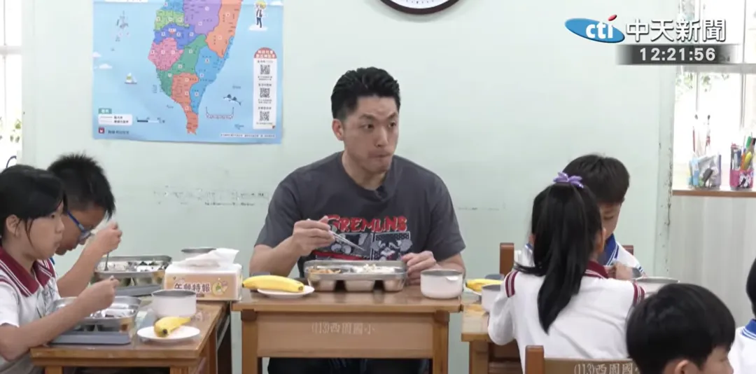 蔣萬安在西園國小和學生一起吃午餐。（圖／中天新聞）