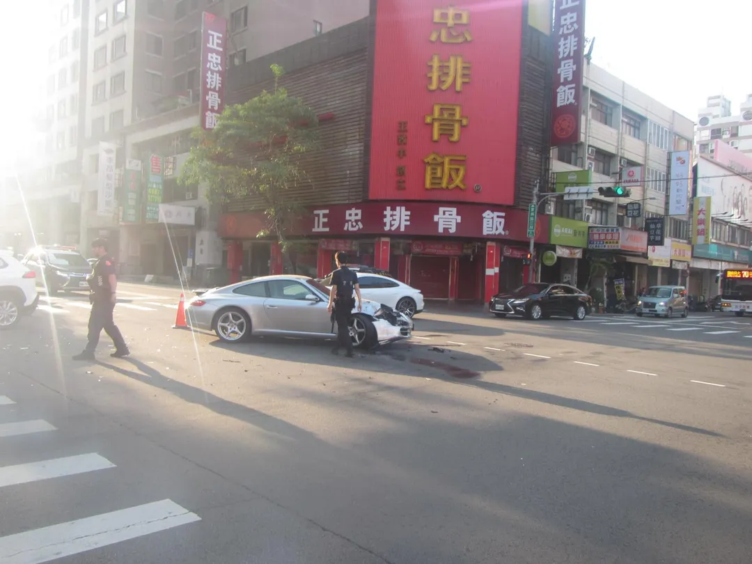 保時捷車頭嚴重毀損。（圖／警方提供）