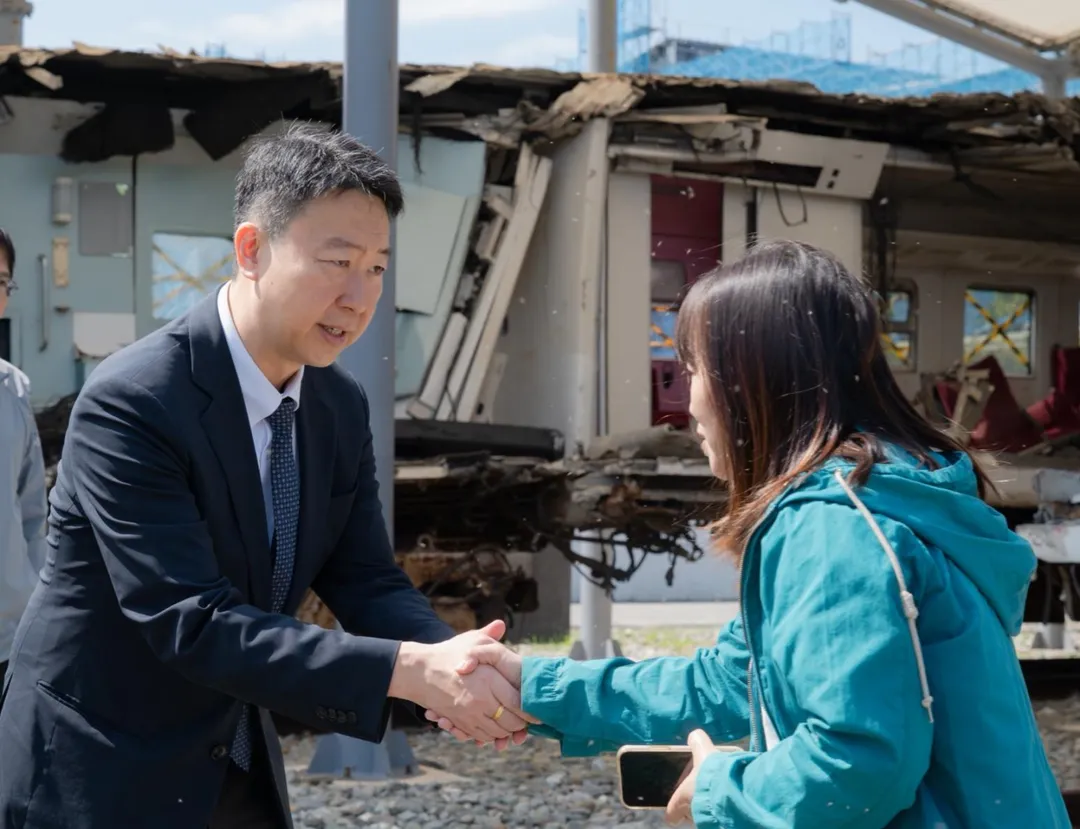 交通部長向家屬致意。(圖/翻攝畫面)