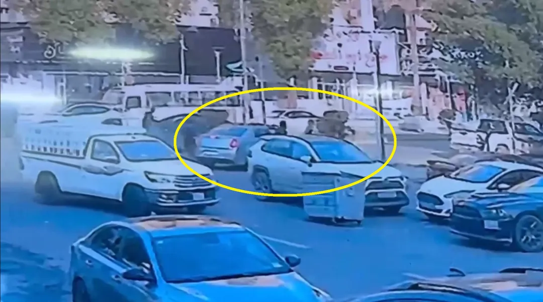 監視器畫面顯示,2名男子靠近基特爾森並將其強行拉入車內。(圖/美聯社)