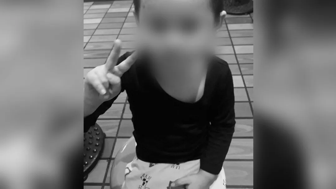女童生前可愛模樣，還來不及長大就慘遭媽媽同居人毒手。（圖／中天新聞）