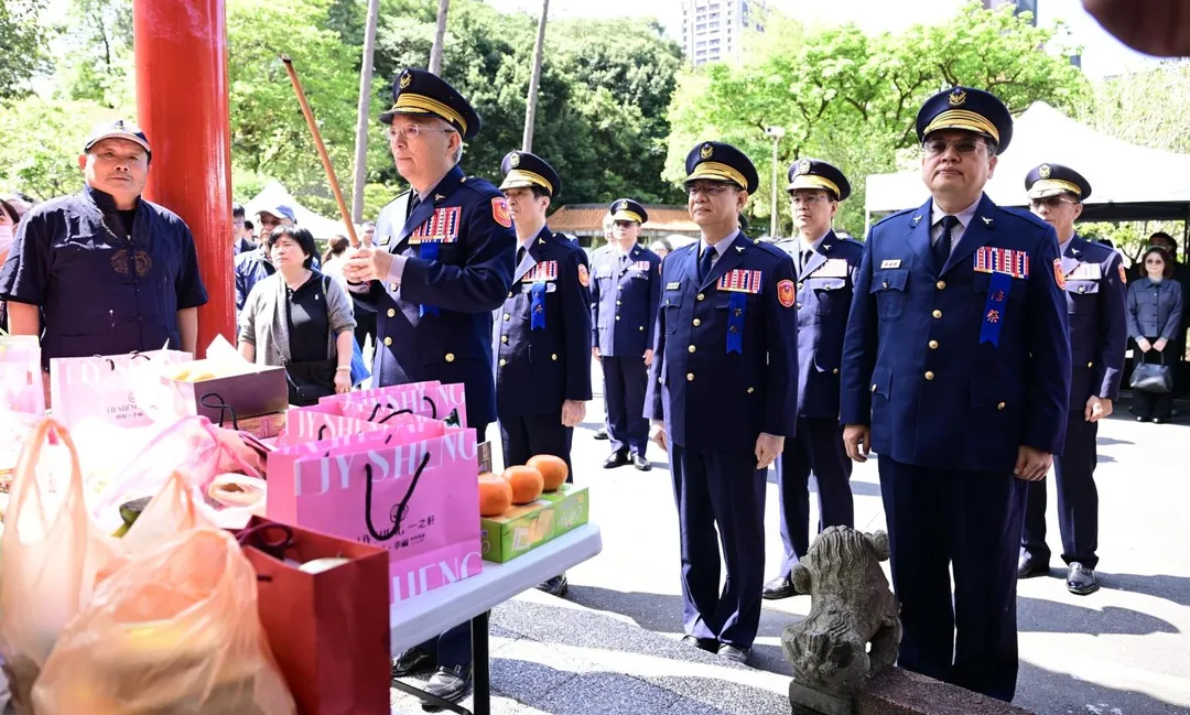 警政署長率幹部前往內湖警察公墓春祭。（圖／翻攝畫面）