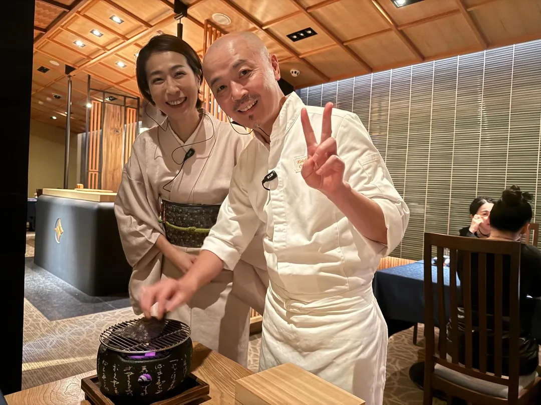 料理長及女將桌邊服務烘海苔。（圖／黃宏輝提供）