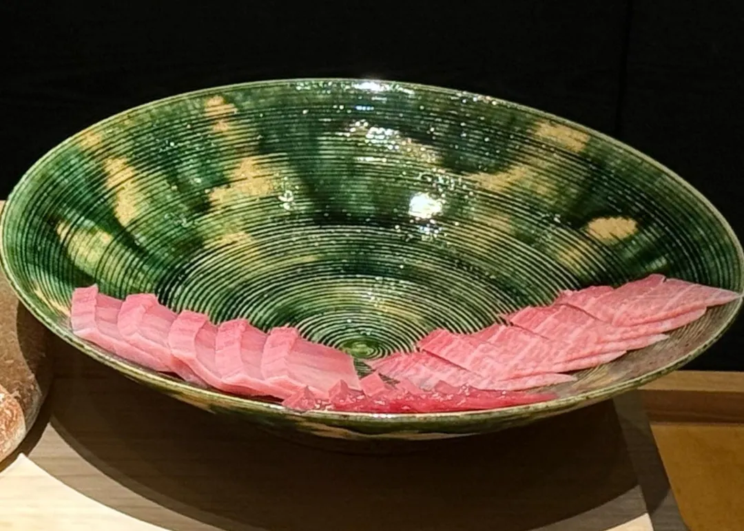 靜置回室溫油脂成蠟，魚肉軟嫩。（圖／黃宏輝提供）