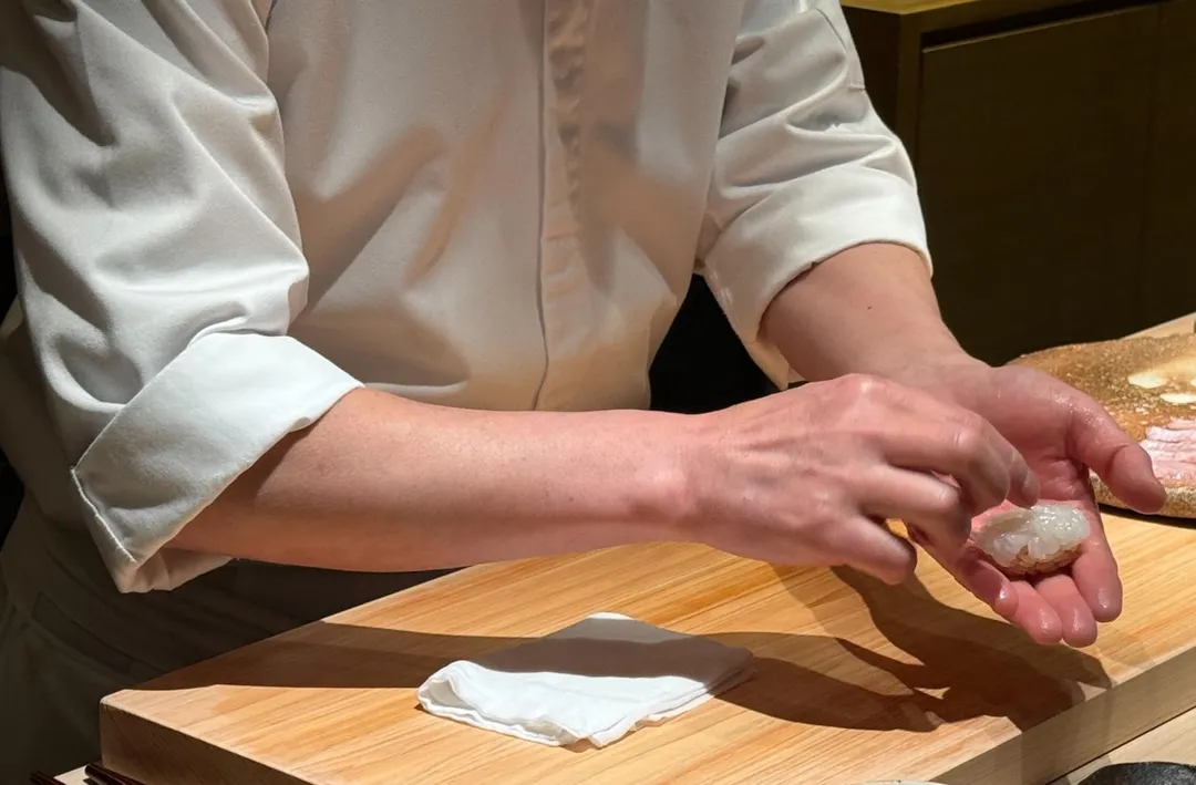 再沾點海鹽。（圖／黃宏輝提供）
